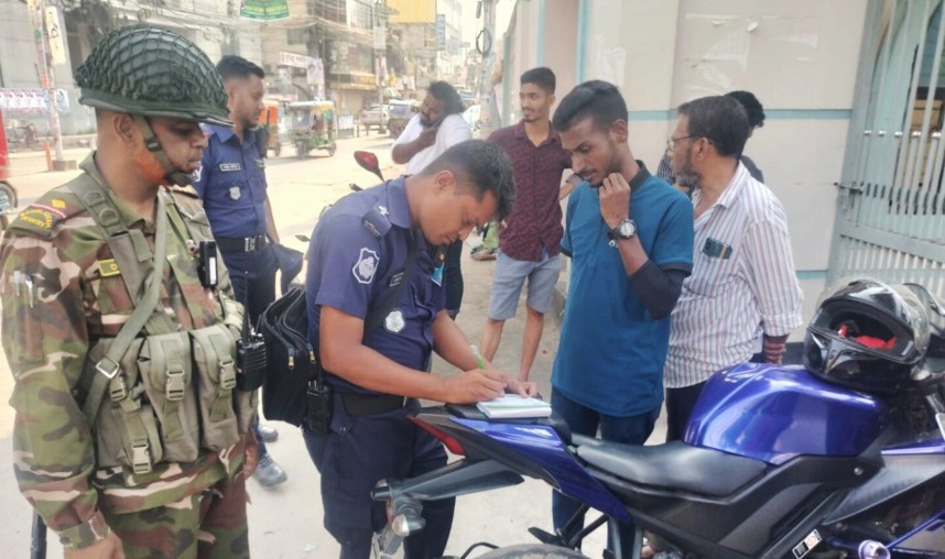 কুমিল্লায় সেনাবাহিনীর চেকপোস্ট: ৪ মোটরসাইকেল চালকের বিরুদ্ধে মামলা ও জরিমানা, ১৭ টি যানবাহন জব্দ